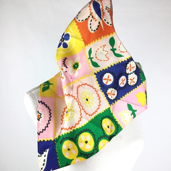 True vintage women’s 70s head scarf. Bright floral - Picture 3 of 5
